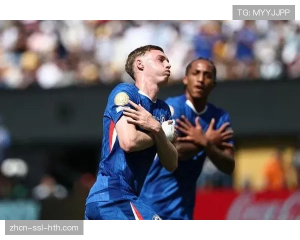 终场哨响，即将退役的奥格斯堡老将哈恩被双方球员高高抛起