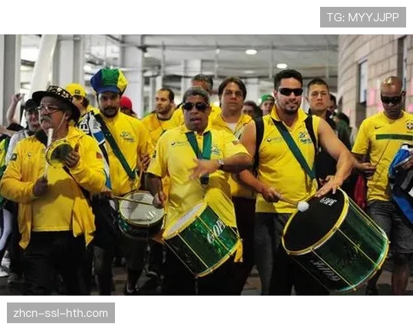 季前赛花絮：狂热队新秀在比赛中为球迷送出签名球鞋